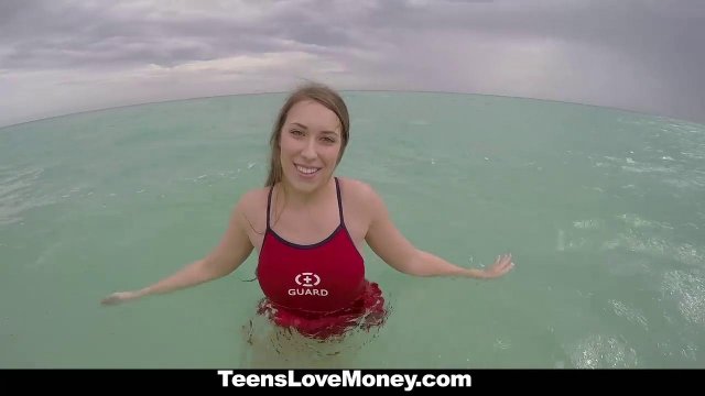 Превью Телка с большими сиськами трахнулась с работником отеля в тайне от мужа № 10310