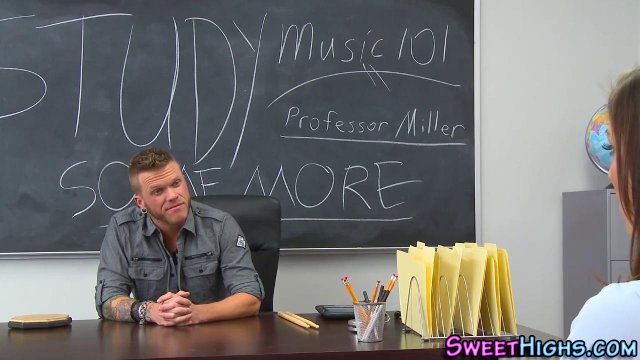 Студентка с упругими сиськами отработала двойку трахнувшись с преподом по математике