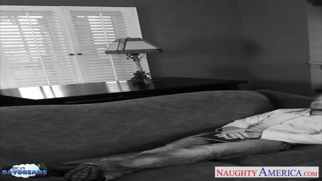 Превью Шатенка в красном корсете соблазнила своего работающего парня и занялась с ним сексом № 11988