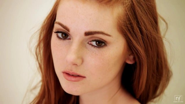 Превью Голая шатенка с упругими сиськами трахает себя игрушкой в ванной № 12153