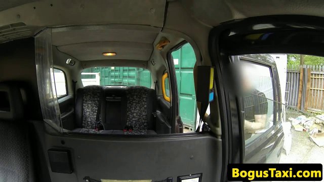 Превью Стройная молодая телка с маленькими сиськами расплатилась с водителем сексом № 13055