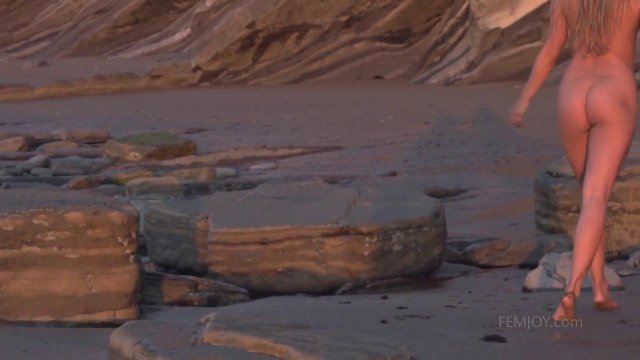 Превью Абсолютно голая блондинка ласкает клитор в пустыне № 13465