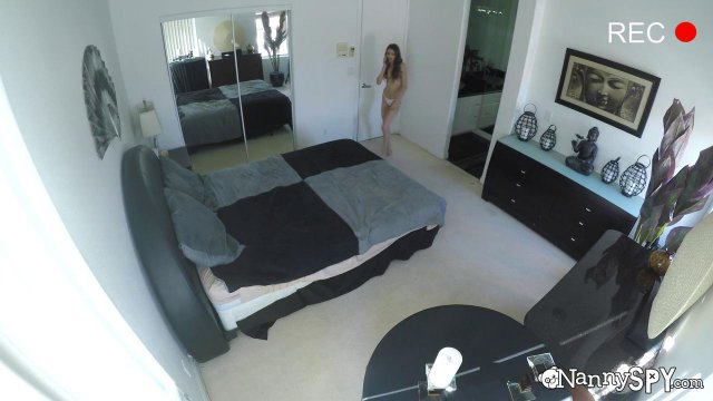 Превью Девка мастурбировала, но зрелый мужик помог ей и всунул член в киску № 35034