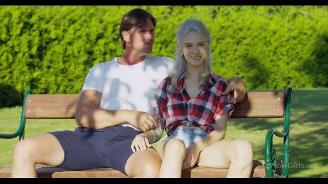 Превью Похотливые подруги устроили жмж секс с парнем в парке на скамье № 35051