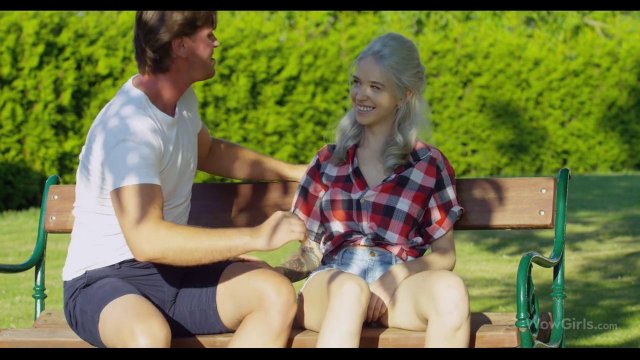 Похотливые подруги устроили жмж секс с парнем в парке на скамье