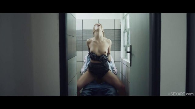 Превью Мачо отымел чужую телочку в киску в туалете стоя № 35054