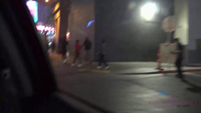 Парень привел домой новую знакомую и угостил ее своим членом