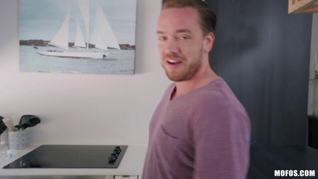 Брюнетка вместо ужина предложила минет и секс на кухне своему парню