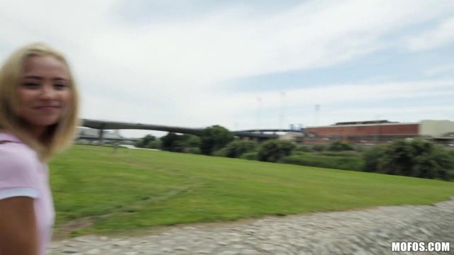 Превью Парень уговорил незнакомку на быстрый секс на улице и минет № 35101