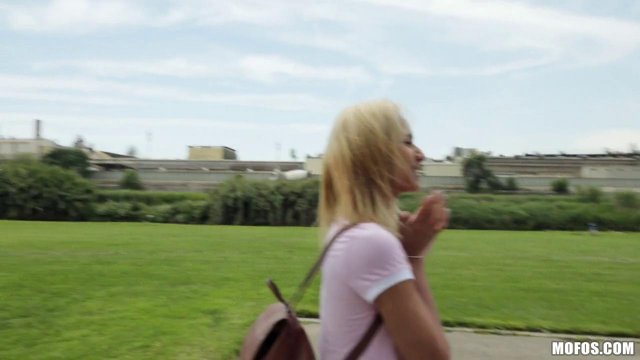 Парень уговорил незнакомку на быстрый секс на улице и минет