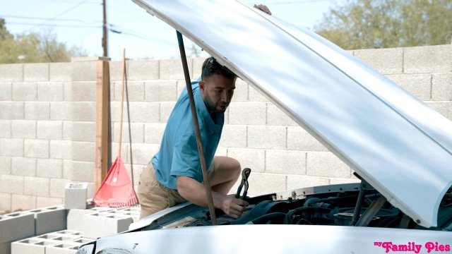 Превью Девка трахается в машине с парнем, а потом с водителем в ванной № 35111