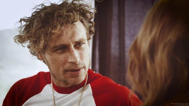 Превью Кудрявый парень привел девицу домой и отымел ее в киску на диване № 35116