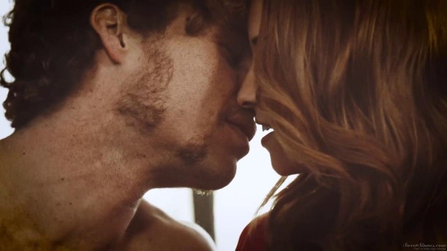 Превью Кудрявый парень привел девицу домой и отымел ее в киску на диване № 35116