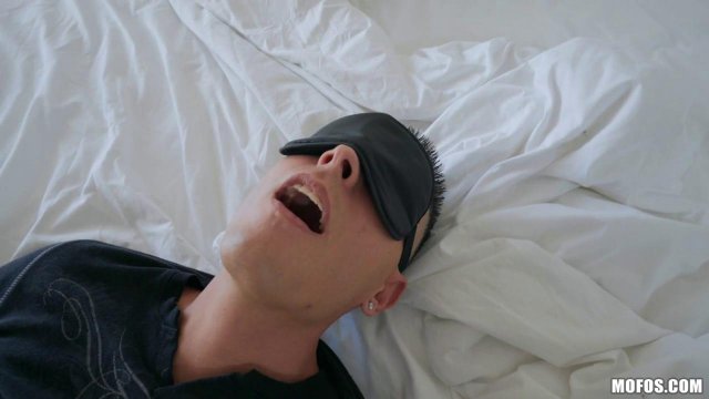 Превью Лесбиянки в масках устроили приятный сюрприз парню - секс втроем № 35133