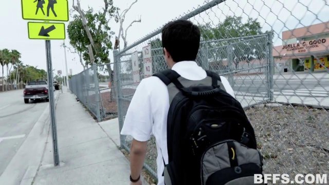 Превью Спортсменки устроили групповуху со своими парнями на большом диване № 35161