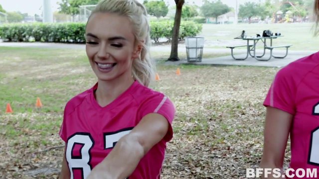 Превью Спортсменки устроили групповуху со своими парнями на большом диване № 35161