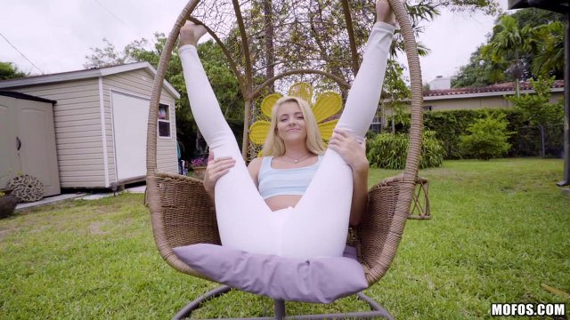 Блондинка знакомится с новым соседом и сразу седлает его стояк