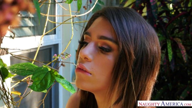 Превью Брюнетка с мохнатой киской сосет член соседа и трахается с ним во дворе № 35185