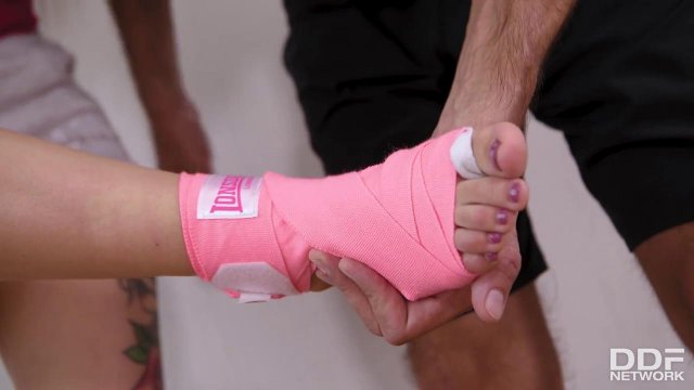 Блондинка дрочит член тренера и занимается сексом вместо фитнеса