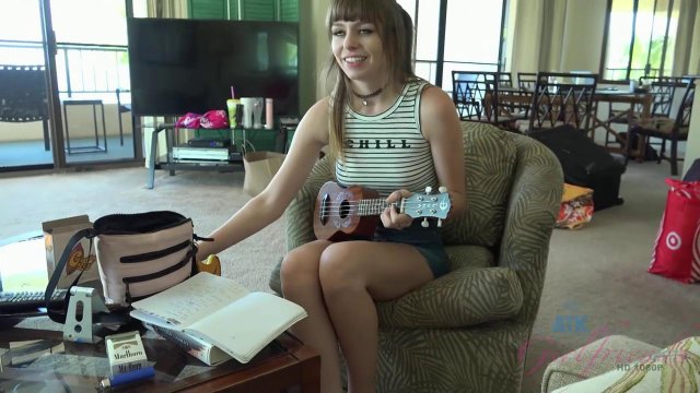 Превью Молодая телка послушно встала раком, чтобы бойфренд трахнул ее № 35211