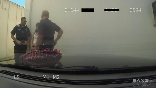 Превью Девка трахается с двумя полицейскими ради своей свободы № 35240