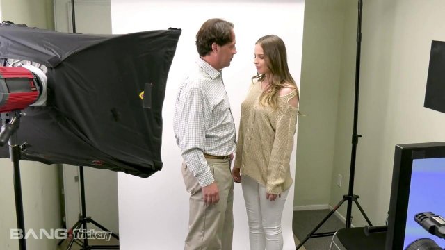 Превью Режиссер на съемках трахнул молодую цыпочку в розовую щелку № 35252