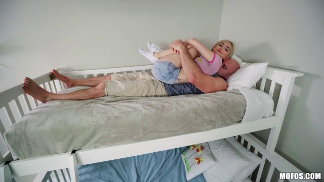 Превью Блондинка соблазнила лысого мачо в общаге и занялась с ним сексом № 35282