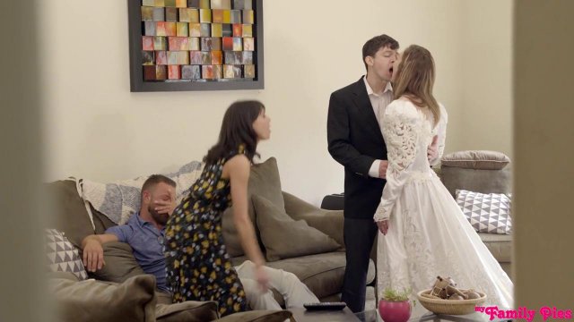 Превью Мужик подглядывает, как молодая парочка занимается сексом в спальне № 35313