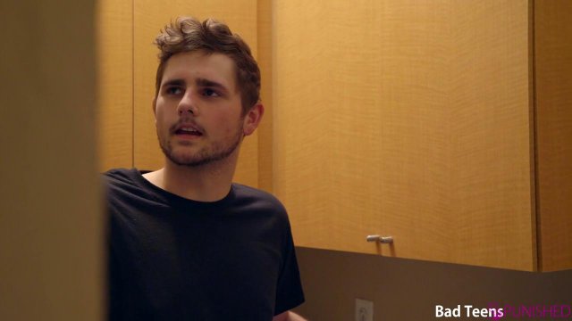 Зрелый мужик отымел молодую красотку в киску на стиральной машине