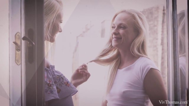 Две блондинки на большой кровати устроили нежный лесби секс