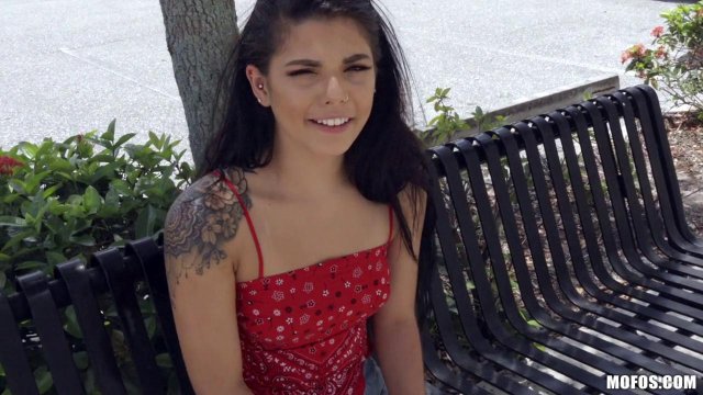 Превью Парень отымел симпатичную соседку с упругой попкой за углом дома № 35341