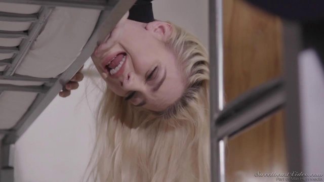 Превью Студентки устроили лесби секс на двухъярусной кровати в общаге № 35350