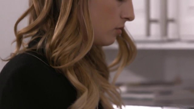 Превью Блондина скачет на члене супруга своей сестры, пока та на работе № 35351