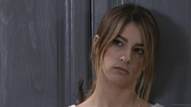 Превью Блондина скачет на члене супруга своей сестры, пока та на работе № 35351