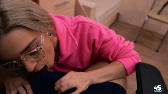 Превью Блондинка сосет и подставляет киску для траха, чтобы отвлечь парня от компа № 35367