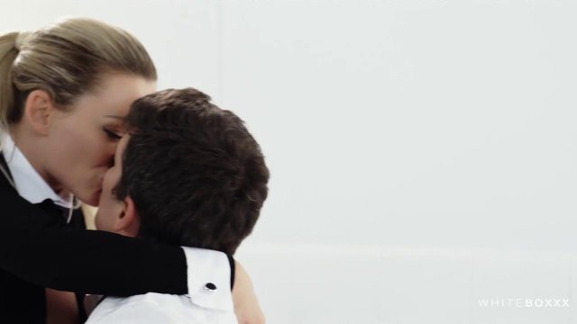 Превью Блондинка любит доминировать в сексе, а парень и не против № 35372