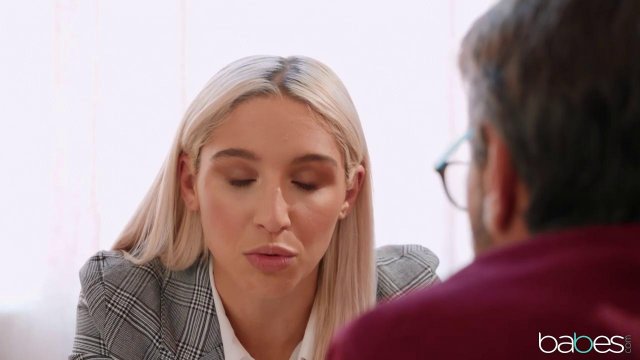 Блондинка занялась страстным сексом со зрелым коллегой на рабочем месте