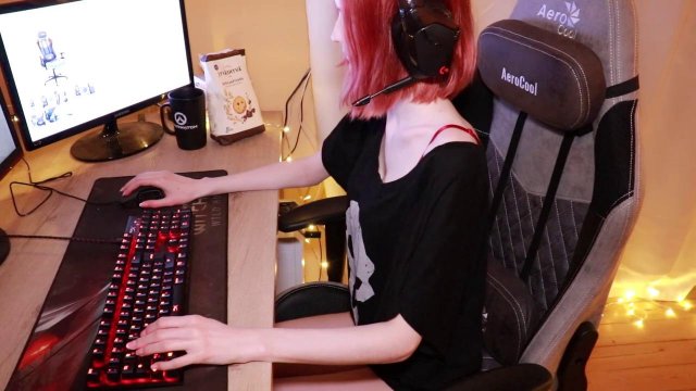 Превью Красноволосая девица занялась сексом с парнем у компьютерного стола № 35410