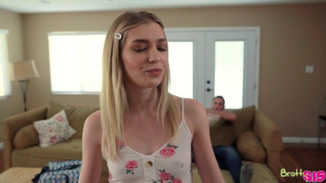 Блондинка подставила киску, чтобы парень скорее ее трахнул