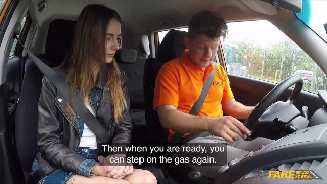 Девушка занялась сексом в машине с инструктором по вождению