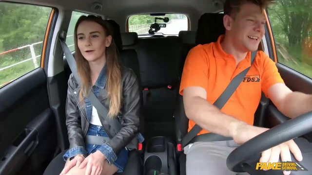 Превью Девушка занялась сексом в машине с инструктором по вождению № 35434
