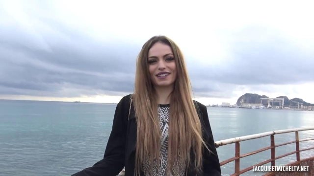 Шикарная телочка дрочит киску, а потом долбится в вагину с самцом