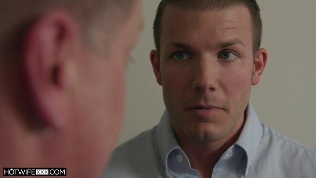 Мужики отымели красотку по очереди в жарком групповом сексе