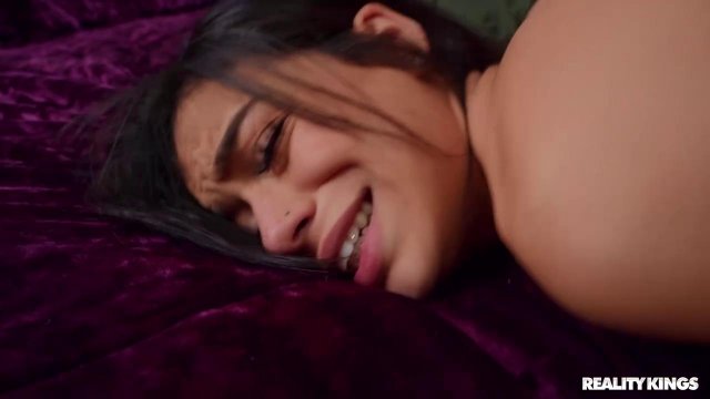 Превью Сосед специально зашел в гости, чтобы вставить член в киску брюнетки № 35465