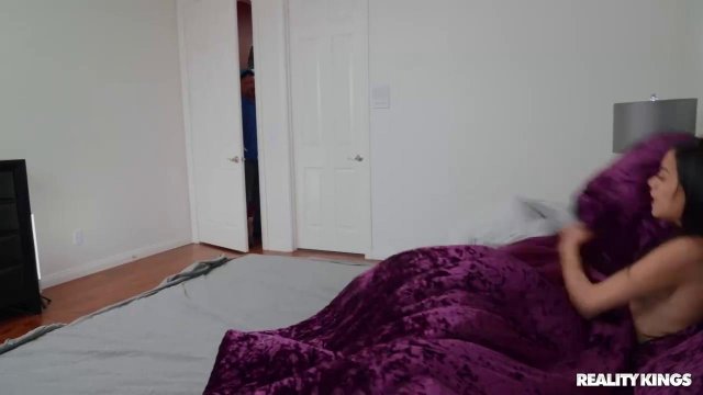 Превью Сосед специально зашел в гости, чтобы вставить член в киску брюнетки № 35465