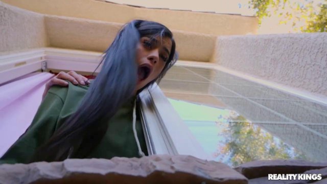 Превью Сосед специально зашел в гости, чтобы вставить член в киску брюнетки № 35465