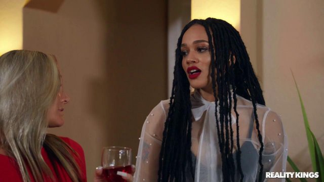 Превью Темнокожая официантка нежно ублажает член лысого гостя своей киской № 35492