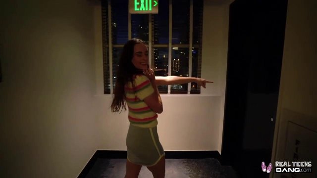 Худая телочка любит секс-игрушки и страстный секс с приятелем