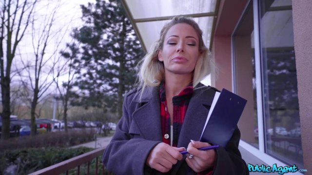 Блондинка за деньги согласилась заняться сексом с парнем в подъезде