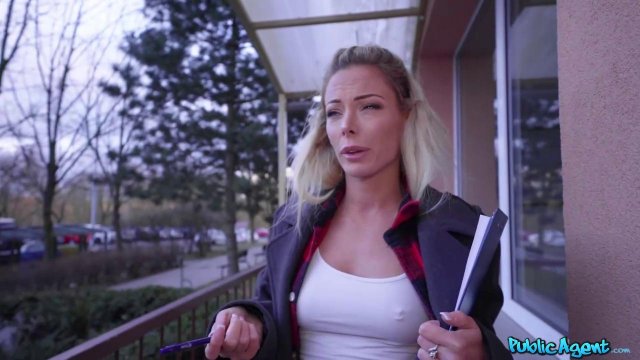 Превью Блондинка за деньги согласилась заняться сексом с парнем в подъезде № 35528